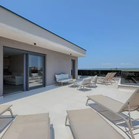 Βίλα In With Swimming Pool