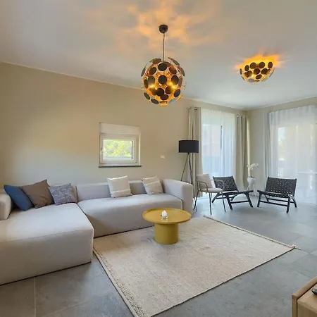 In With Swimming Pool プーラ