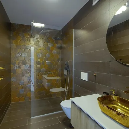 Vila In With Swimming Pool Pula