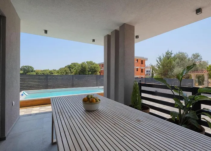 Βίλα In With Swimming Pool