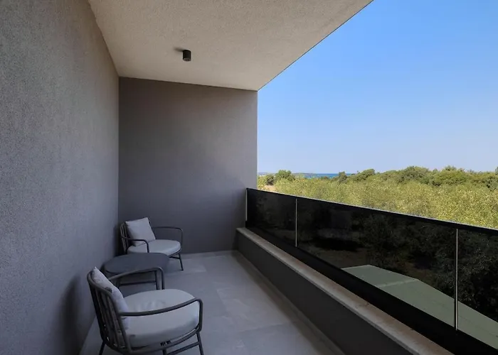 In With Swimming Pool Πούλα