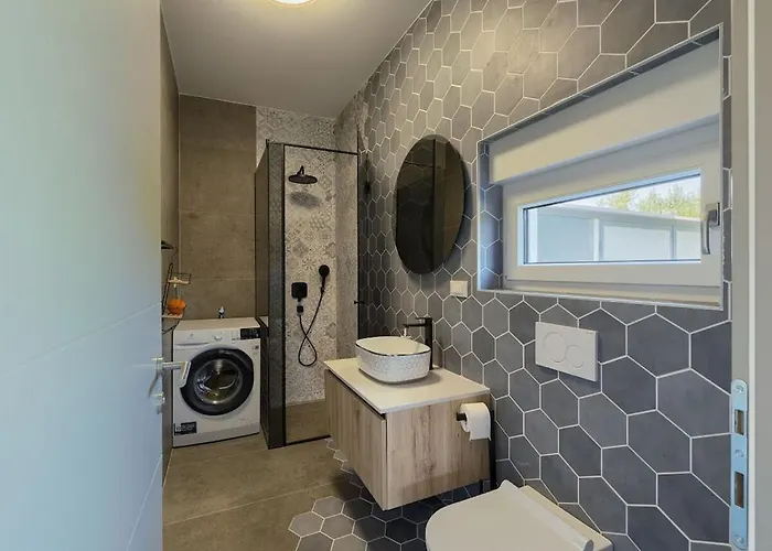 In With Swimming Pool * Πούλα