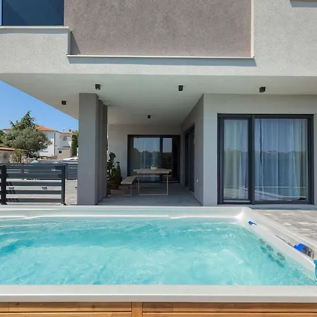 In With Swimming Pool * Pula