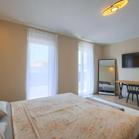 In With Swimming Pool Willa