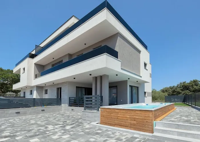 In With Swimming Pool Вілла Пула