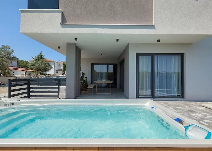 In With Swimming Pool * Пула