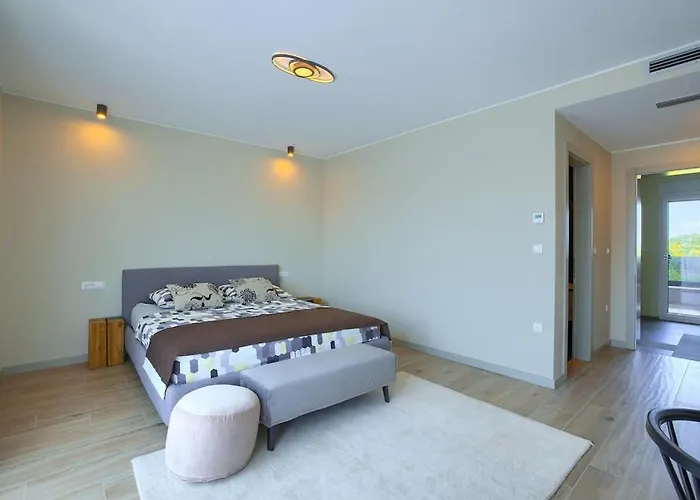 Вілла In With Swimming Pool Пула