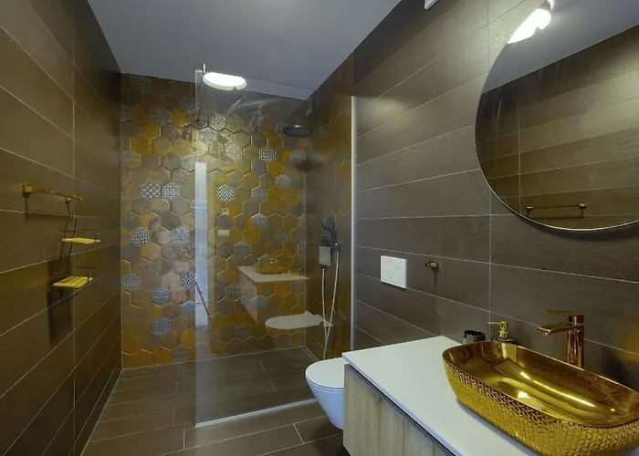 Вілла In With Swimming Pool Пула