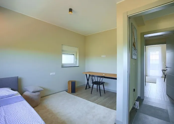 Вілла In With Swimming Pool