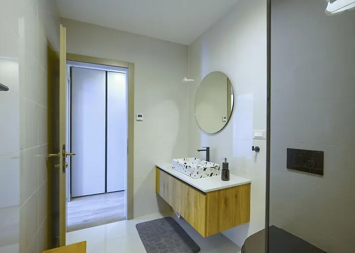 Вілла In With Swimming Pool Пула