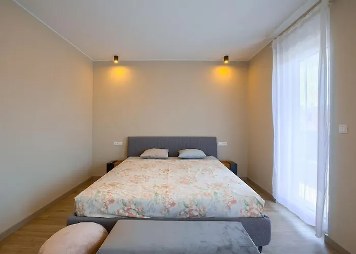 Вілла In With Swimming Pool *