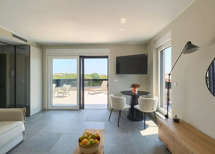 In With Swimming Pool Вілла Пула