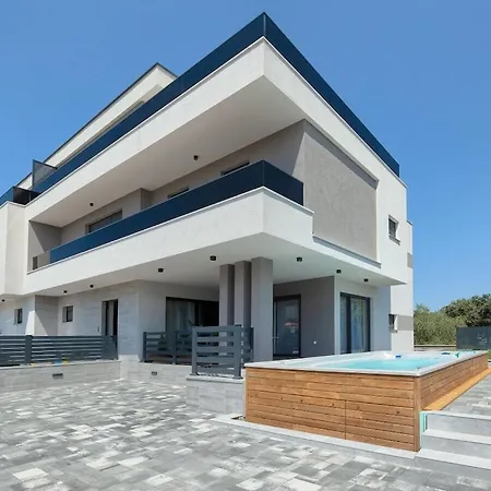 In With Swimming Pool Βίλα Πούλα