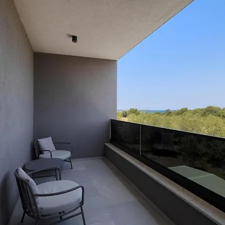 In With Swimming Pool Πούλα