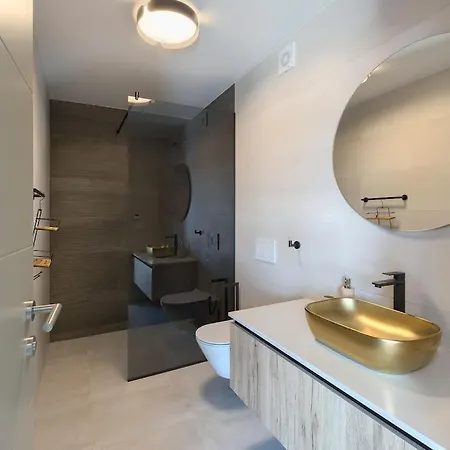 Βίλα In With Swimming Pool Πούλα